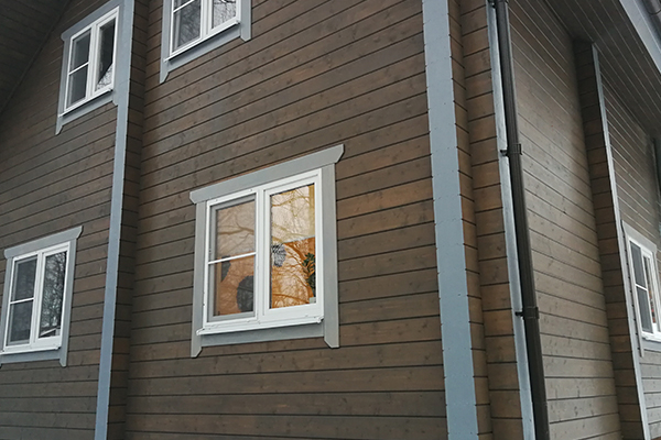 Как правильно красить деревянный дом
